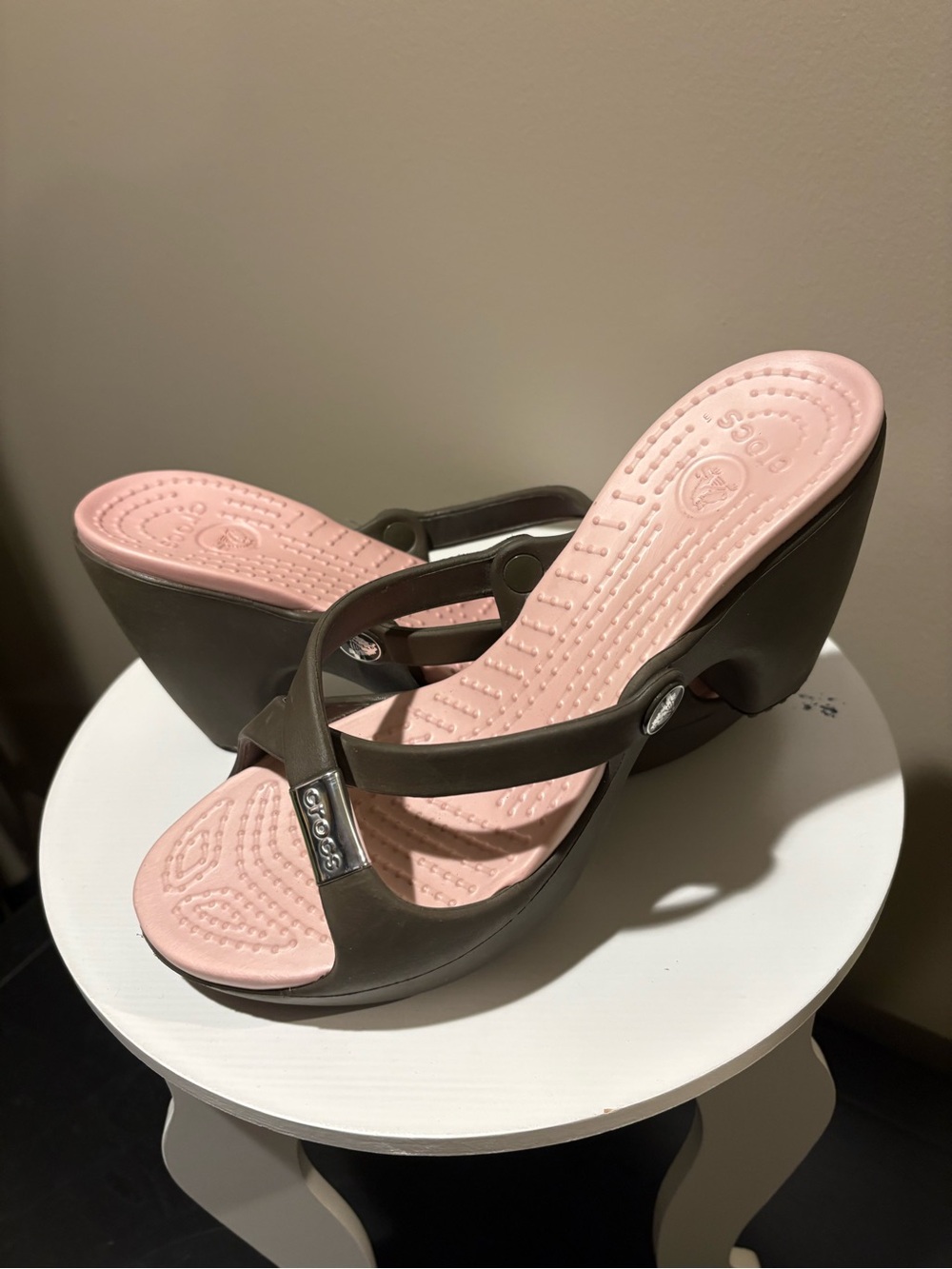 CROCS Pink Footbed Brown Wedge Sandals with Crossover Straps